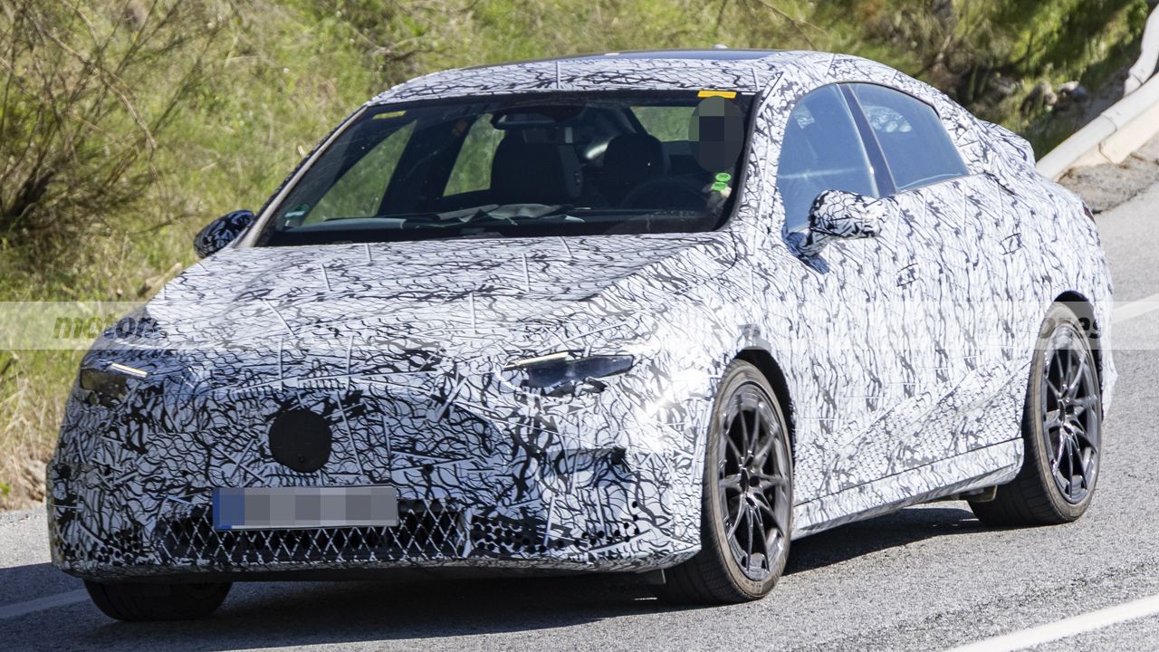 El nuevo Mercedes-AMG CLA eléctrico ya no se esconde, lo cazamos en fotos espía desafiando el calor