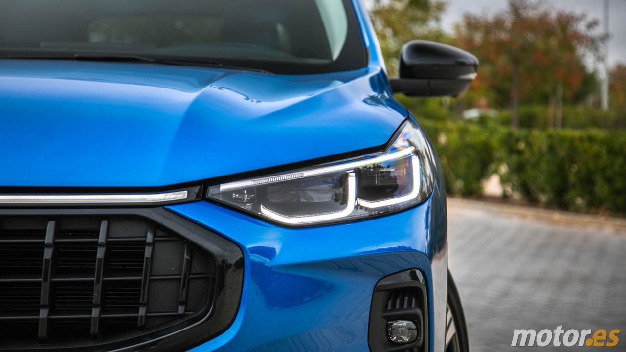 Es como el Toyota RAV4 pero 7.400 € más barato, tiene motor híbrido y se fabrica en España