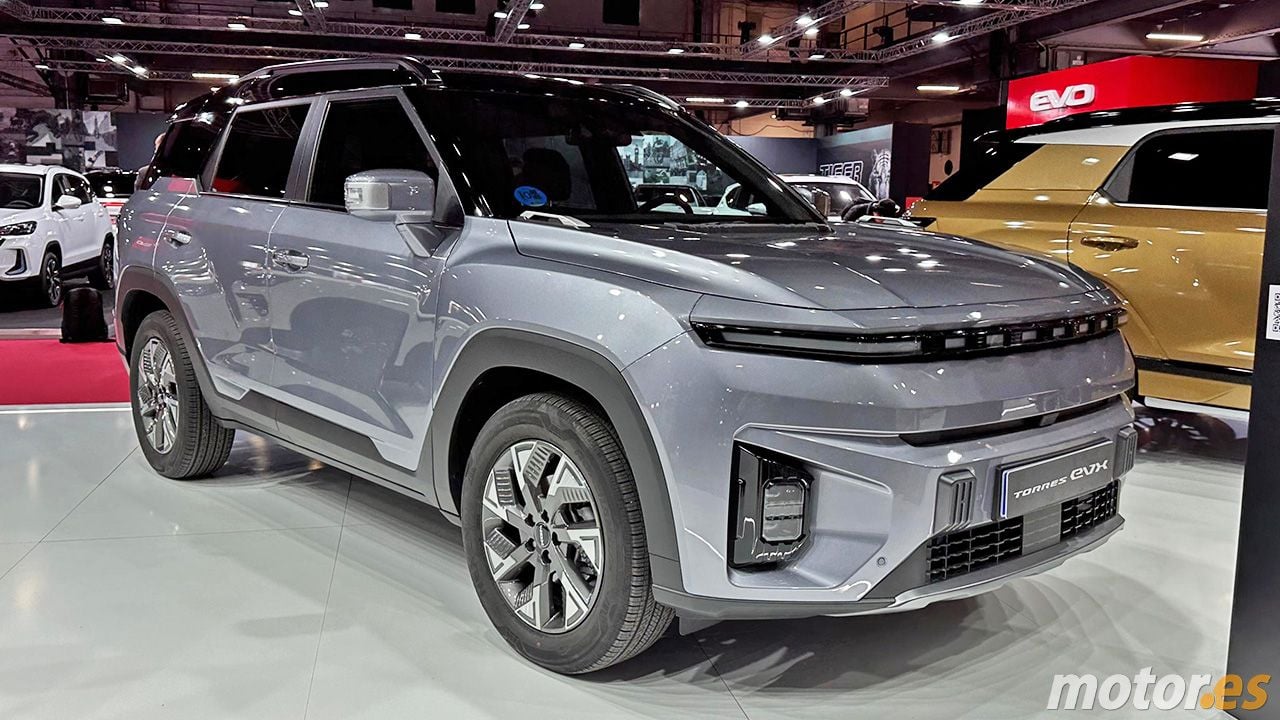 El nuevo KGM Torres EVX llega a España con un precio competitivo y tecnología de BYD para superar al Skoda Enyaq