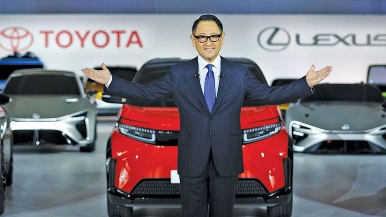 Se dice que el coche eléctrico contamina menos, pero el presidente de Toyota señala un detalle que nadie tiene en cuenta (y que lo cambia todo)
