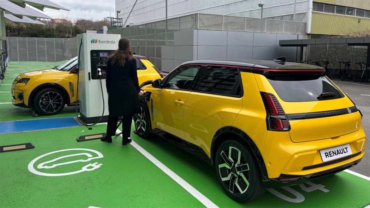 Tres años sin pagar por recargar tu coche eléctrico en casa, la generosa oferta en España para estas tres marcas