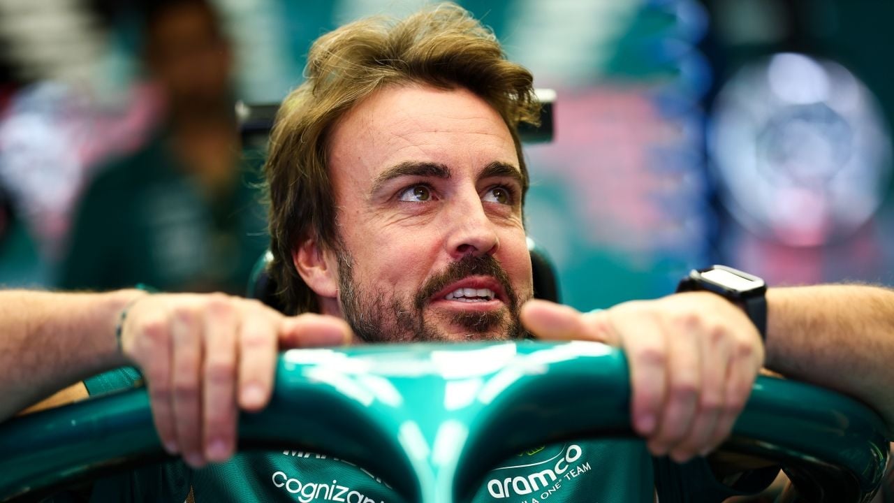 A Alonso no le sorprenden los problemas de Hamilton en Ferrari: “Fue lo mismo con Russell en Mercedes, ¿no?”