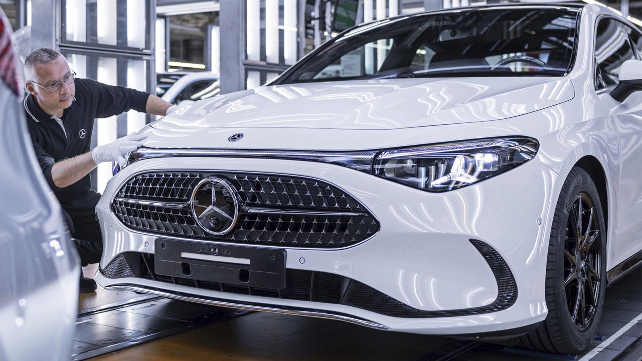 Mercedes fabrica el nuevo CLA eléctrico… y también el híbrido, pero lo "congela" (y no por problemas técnicos)