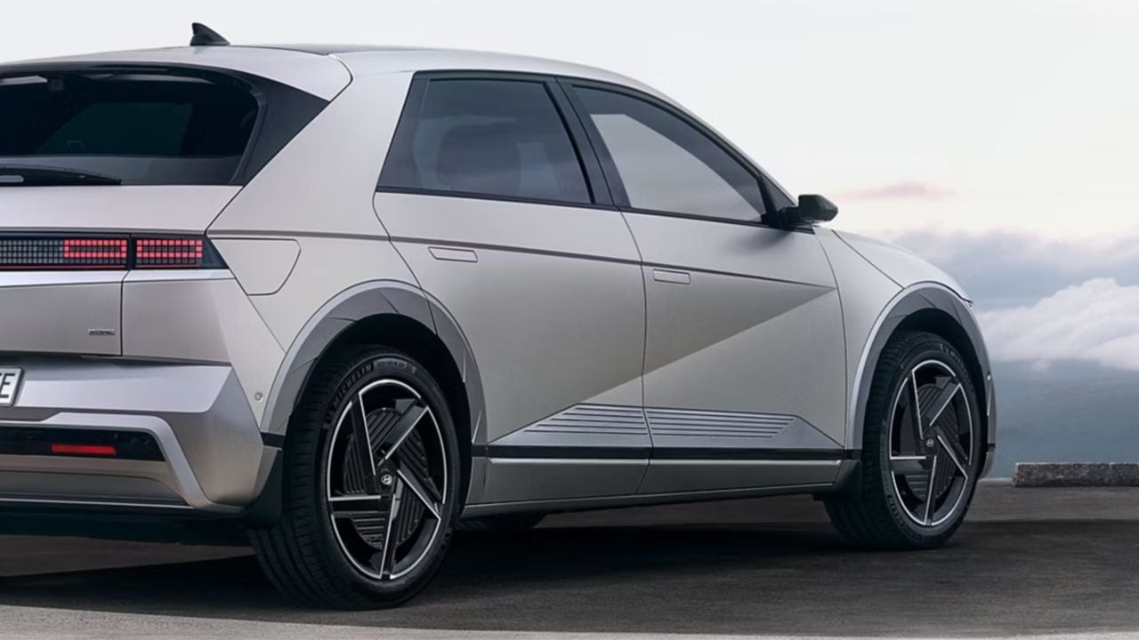 Más barato y grande que el Skoda Karoq, hace 440 km sin gastar gasolina y con 15.200 € de descuento