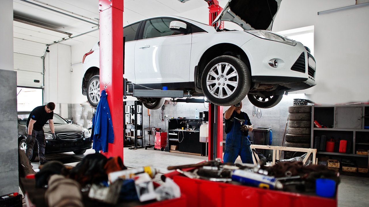 La reforma de la jornada laboral del Gobierno pone en jaque a miles de talleres de coches