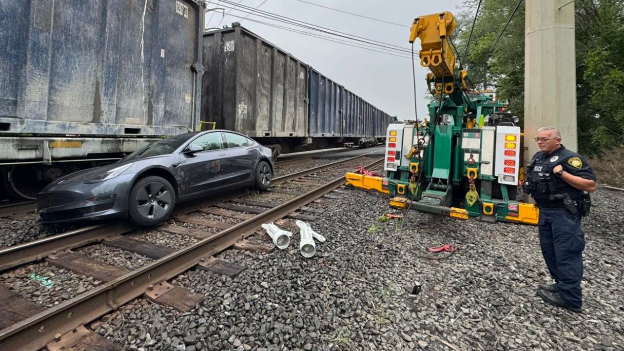 Un Tesla autónomo se 'vuelve loco' se salta un paso nivel y acaba siendo atropellado por un tren