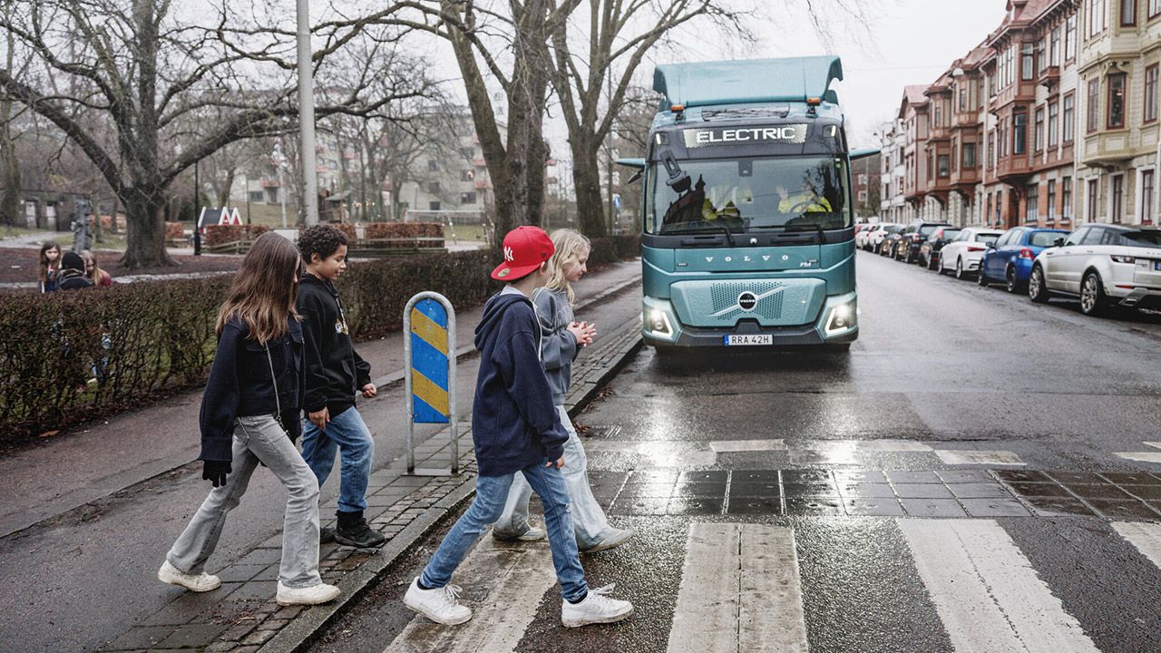 Esta tecnología de Volvo frena el vehículo en la ciudad cuando te pasas de velocidad, ¿debería ser así en todos los coches?