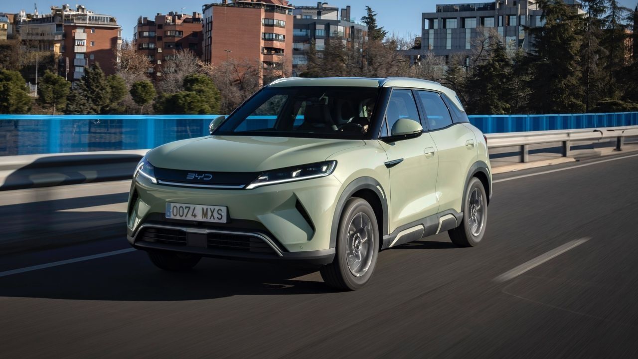 BYD Atto 2 eléctrico circulando por una calle de una ciudad española