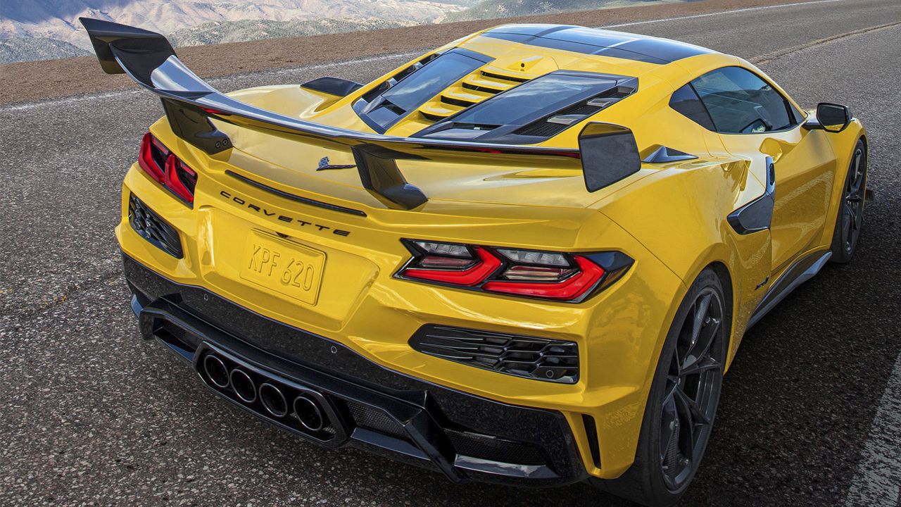 El Chevrolet Corvette ZR1 tiene más de 1.000 CV, pero su alerón trasero está dañando la carrocería
