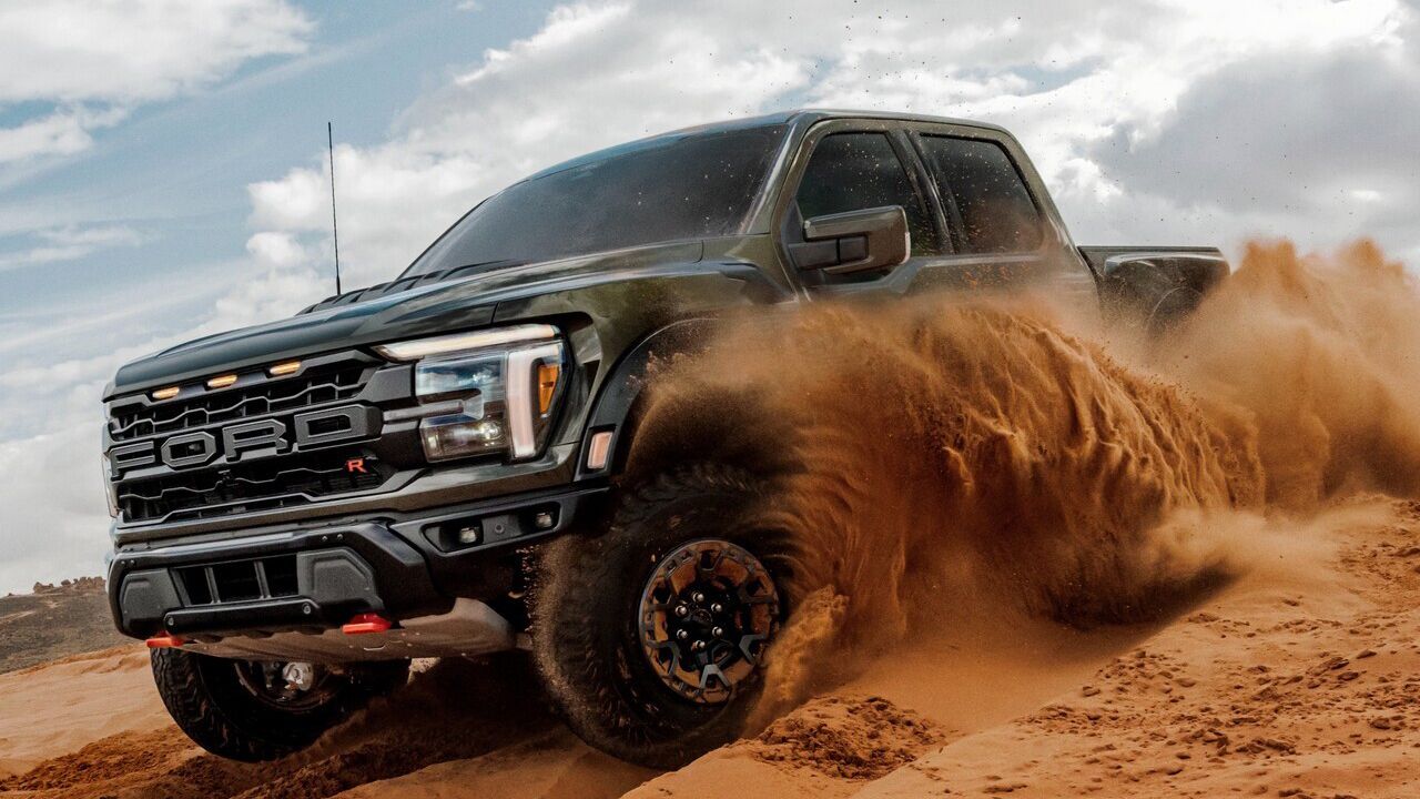 El Ford F-150 Raptor R llega a Europa con un V8 de 730 CV y un consumo tan desorbitado como su precio de 189.000 euros