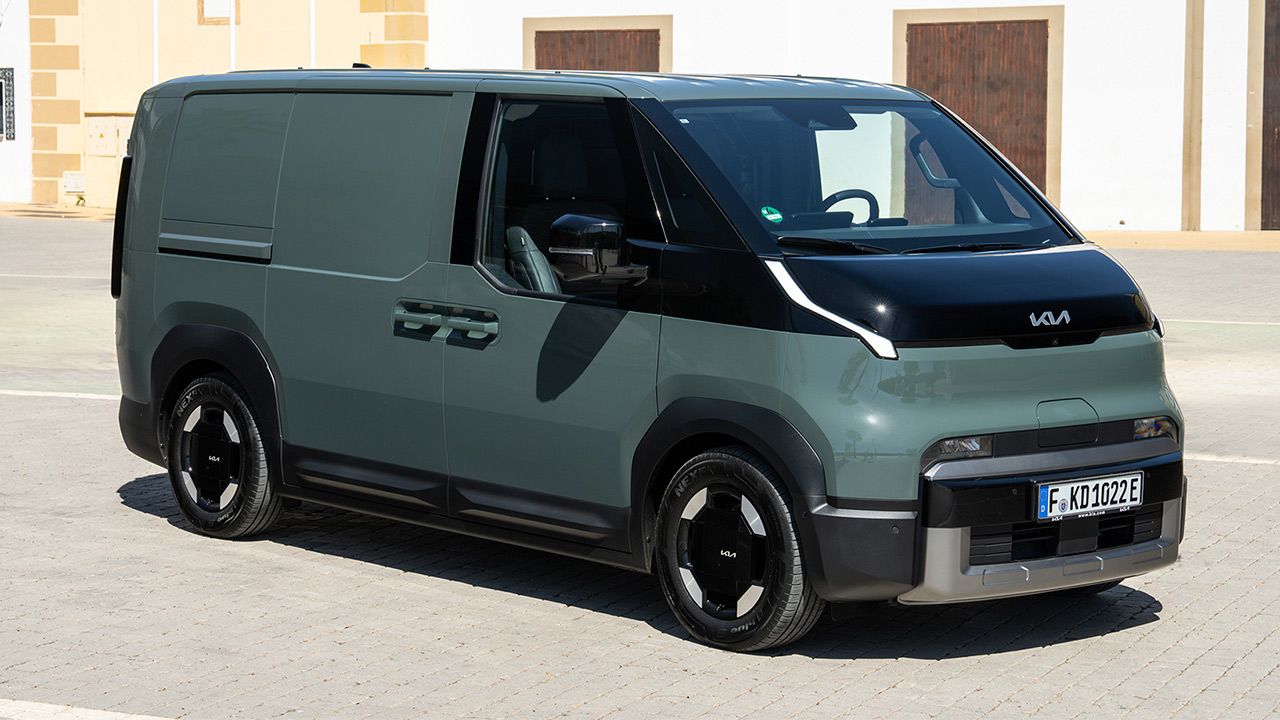 La furgoneta eléctrica del año cuesta desde 18.390 € para autónomos: así es el KIA PV5 Cargo