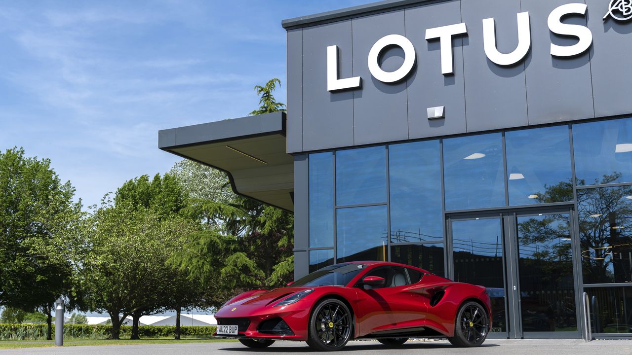 "Casi todos nuestros coches son mediocres": el durísimo diagnóstico del CEO de Lotus