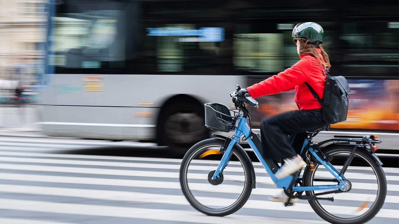 Bicicletas eléctricas en España: qué es legal, cuándo llevar casco y qué multas evitar en 2026