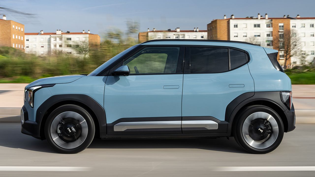 Cuando todos hablan de eléctricos chinos llega KIA y te planta un SUV económico, hecho en Europa, con hasta 435 km de autonomía y buen maletero
