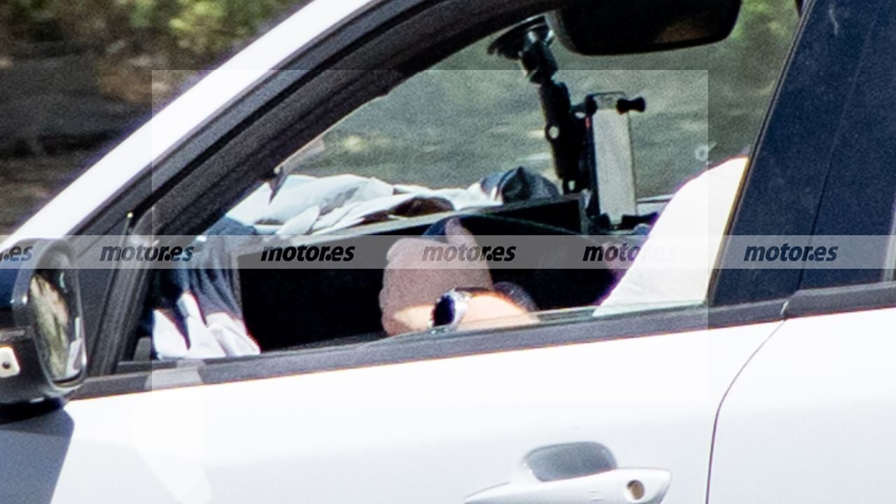 Peugeot E-208 2027 - foto espía interior