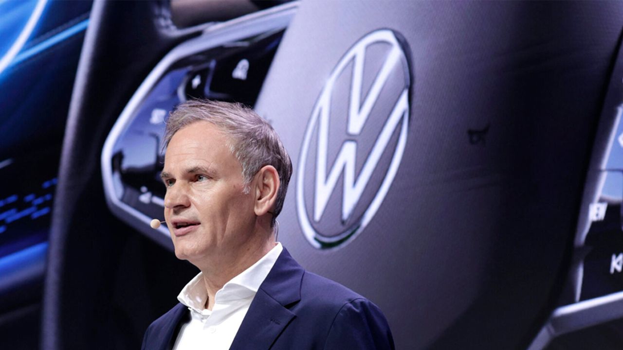 Oliver Blume debería irse, cobra más de 10 millones de euros y culpa de la crisis en Volkswagen a China y a 100.000 empleados