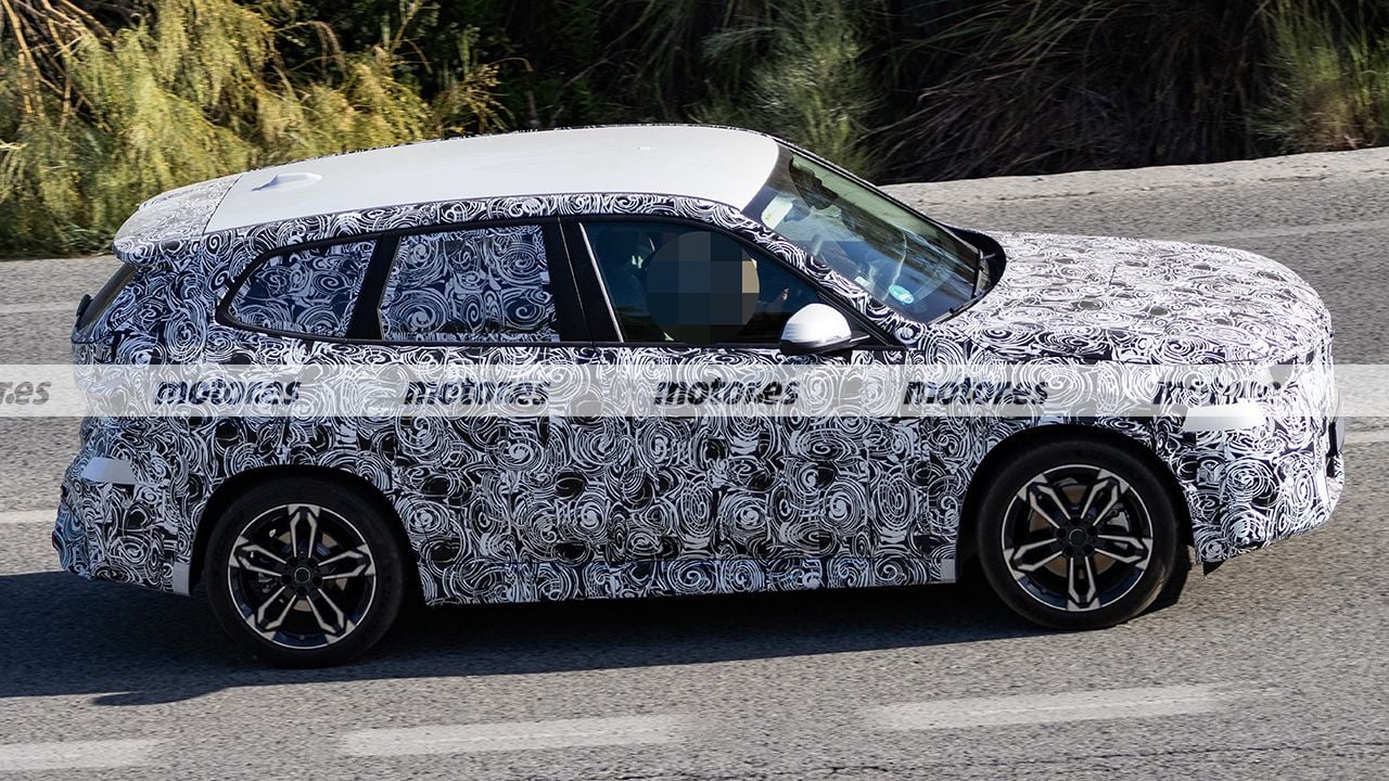 BMW X1 M Sport 2027 - foto espía lateral