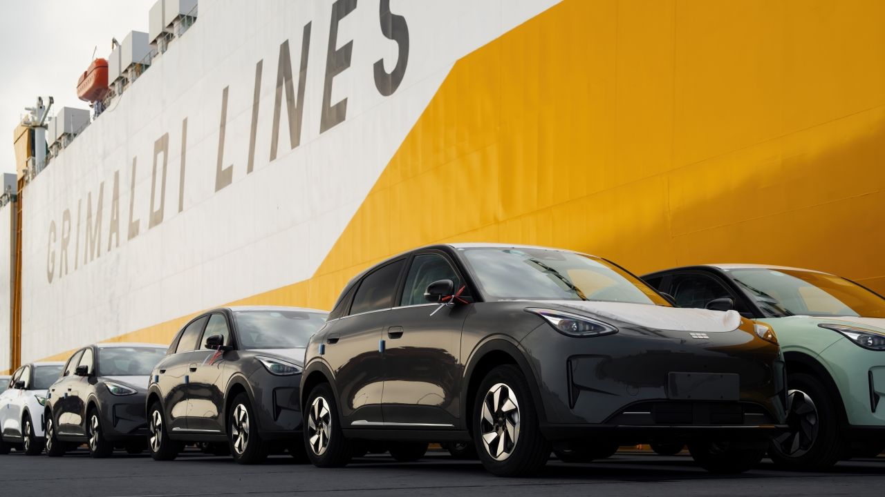 El superventas chino Geely E2, el que fabricará Ford en Almussafes para 2028, ya pone rumbo a Europa