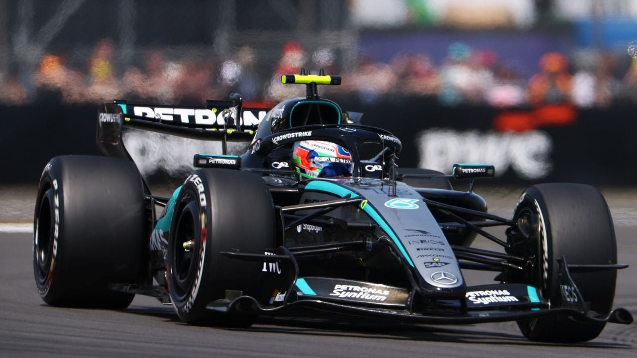 Antonelli le arrebata la Sprint a Hamilton y ambos golpean a Russell en su casa