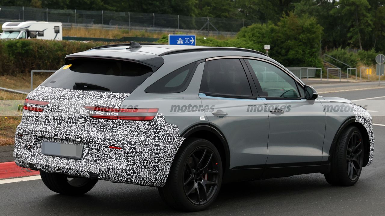 El nuevo genesis gv70 hybrid se deja ver sin camuflaje y con un detalle que cambia por completo su imagen 11