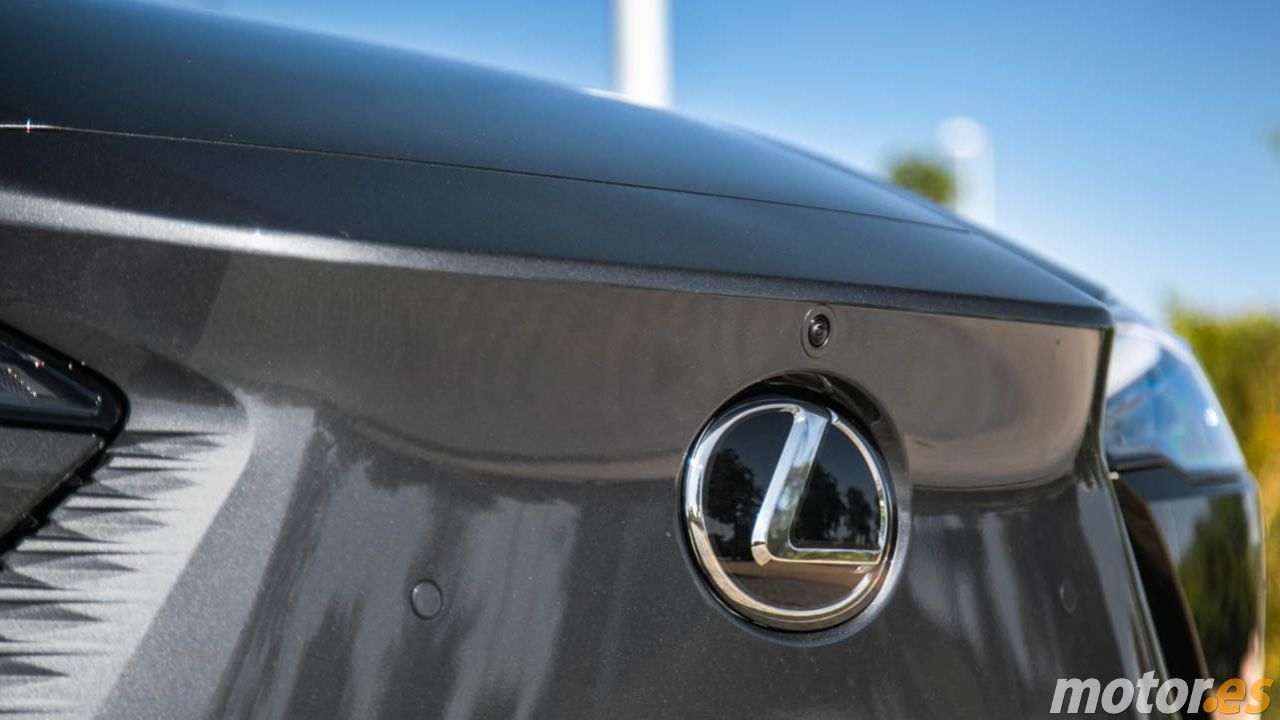 Lexus lanza un dardo a Porsche y Honda: "Así se pierde dinero con los coches eléctricos"