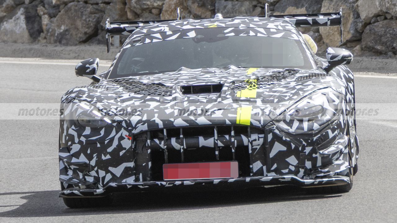 El Mercedes-AMG GT Black Series 2028 destapa por primera vez la versión GT3 en estas fotos espía, a casi 2.200 km de Nürburgring