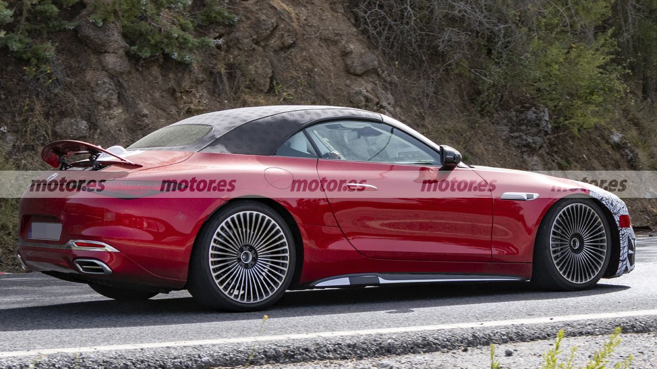 La Mercedes-Maybach SL 680 del 2028 riappare quasi senza camuffature; ecco come cambia la cabriolet da quasi 300.000 euro.