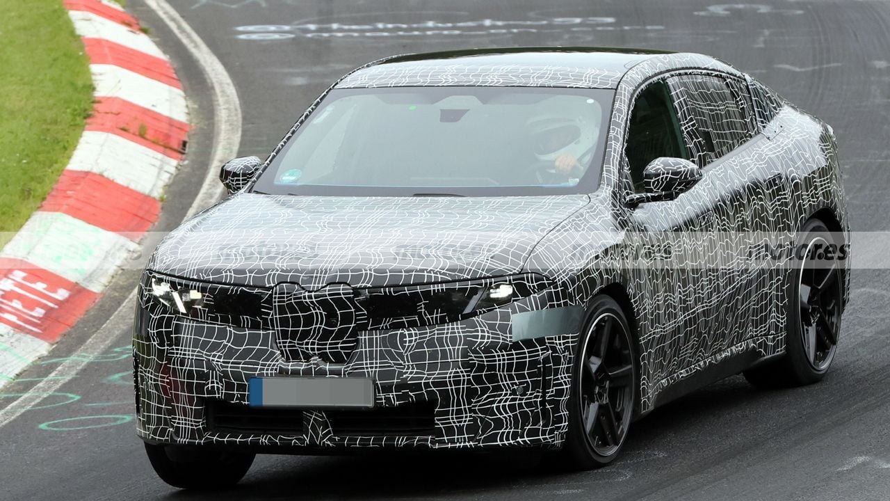 El BMW iX4 2027 se deja ver al máximo en Nürburgring y confirma que será mucho más que un iX3 con otra carrocería