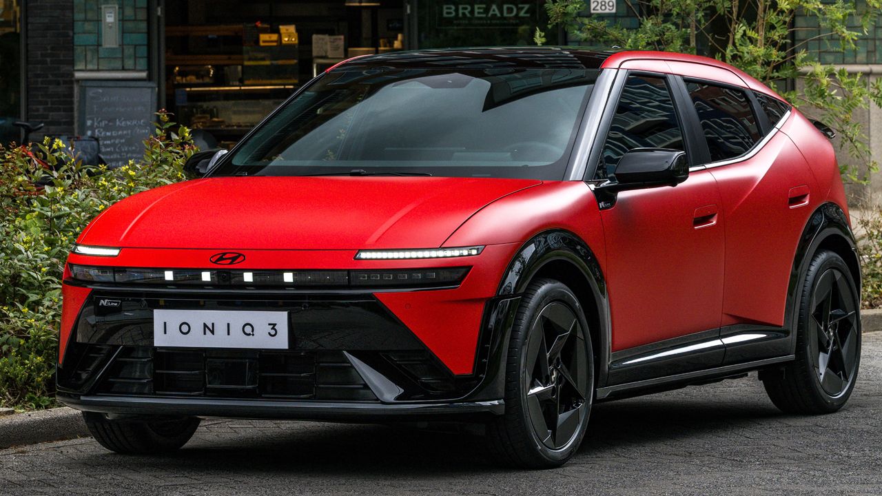 El nuevo Hyundai IONIQ 3 llega con seis acabados y un equipamiento que pone el listón muy alto entre los eléctricos urbanos