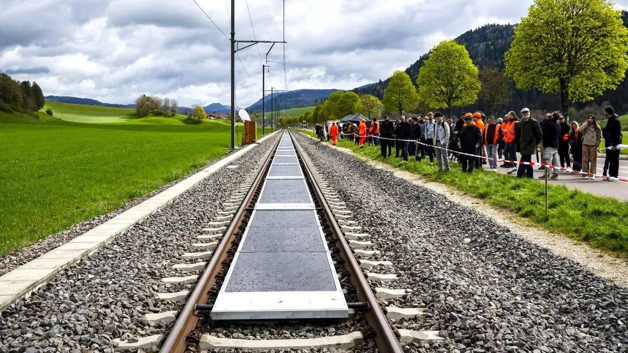 La solución para las renovables estaba debajo de los trenes: Europa empieza a probarla
