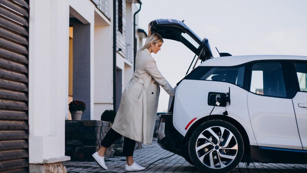 Coche eléctrico cargando