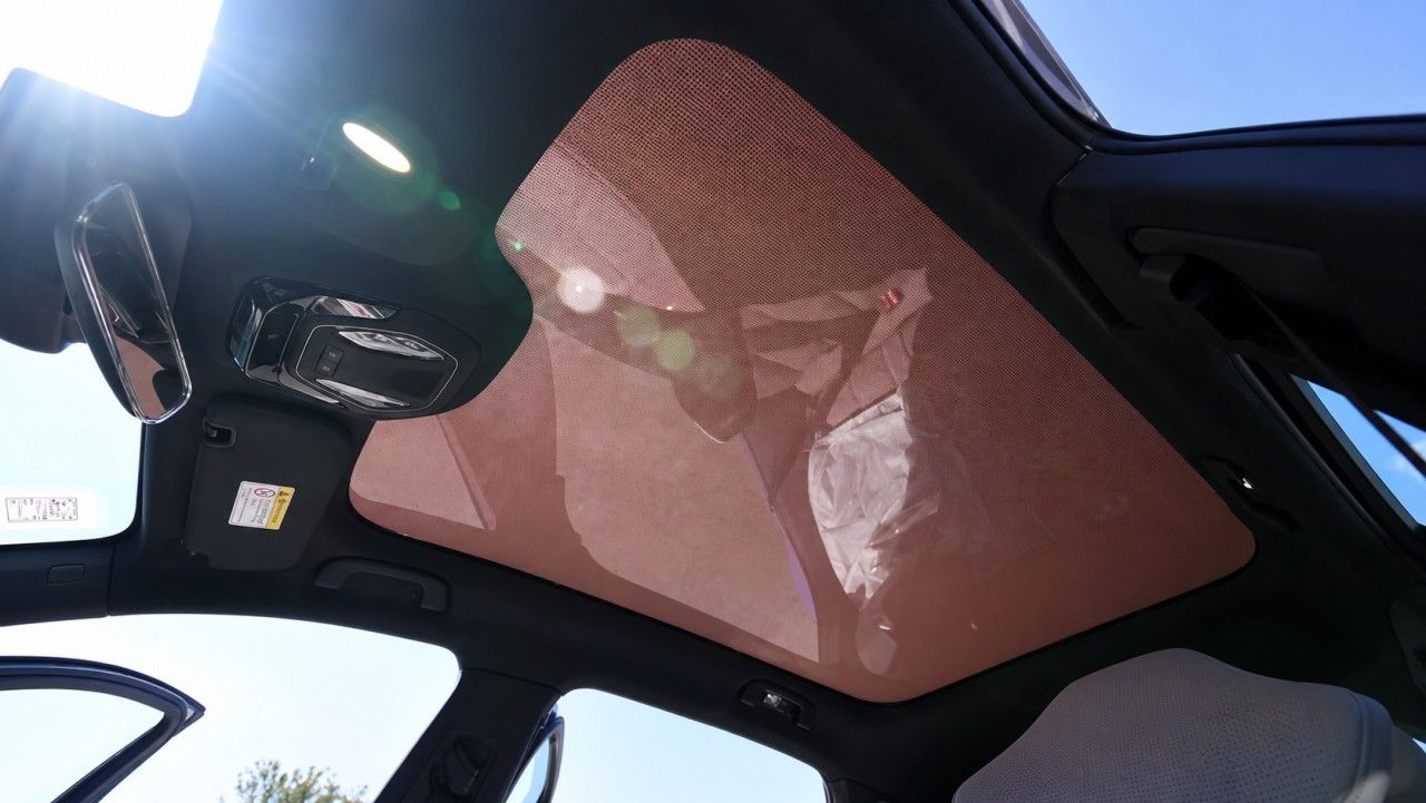 Aparcar al sol podría dejar de ser tan mala idea: Hongqi convierte el techo del coche en un panel solar