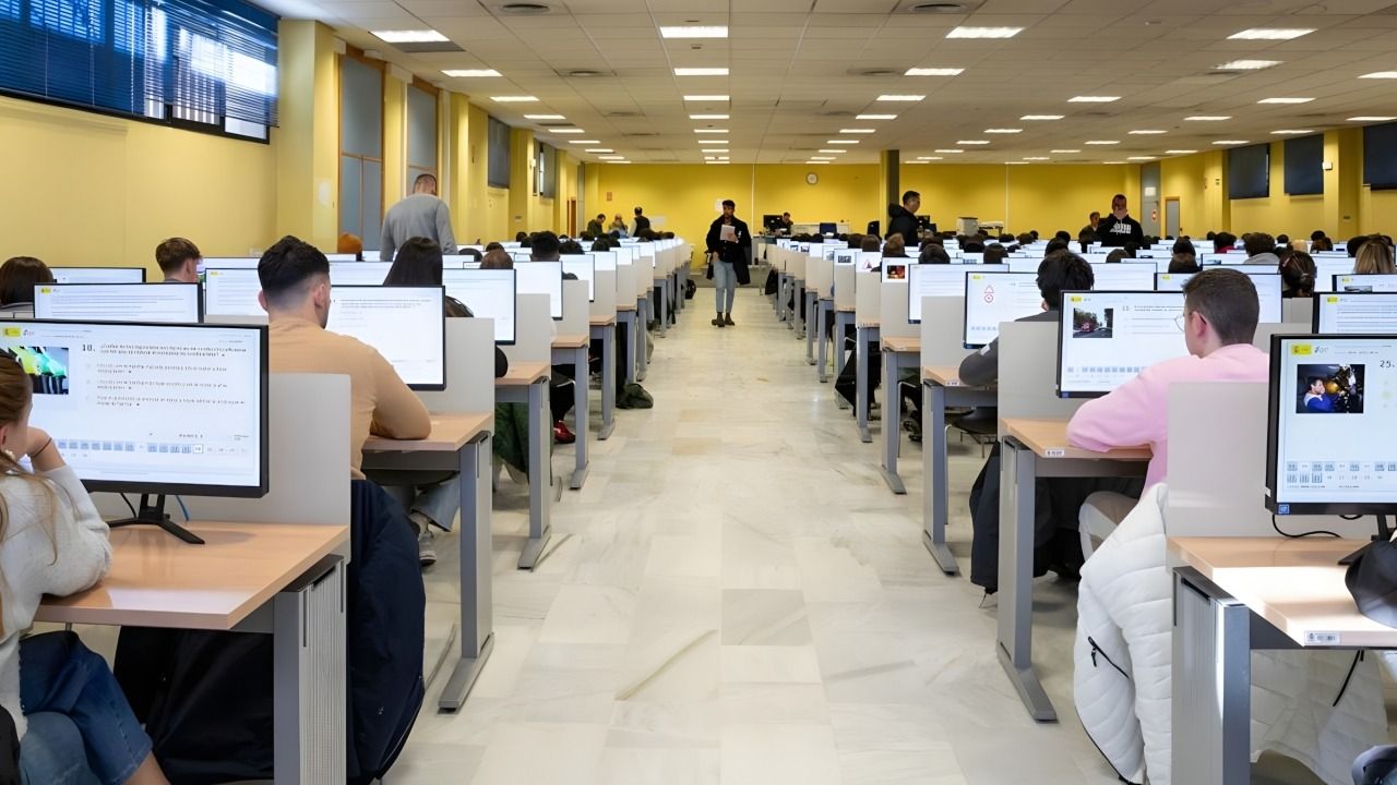 Miles de aspirantes se lanzan a adelantar su examen por un bulo: la DGT desmiente el cambio en el teórico