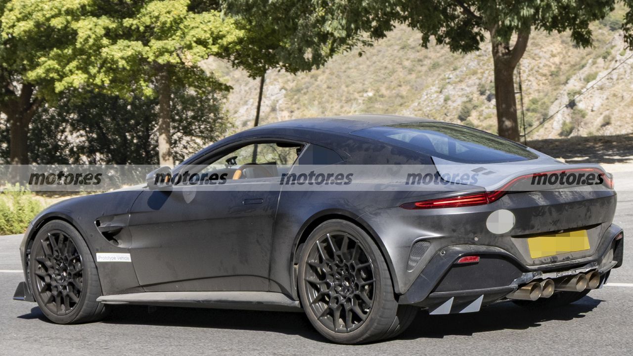 Aston Martin vuole trasformare la Vantage RS in una belva da oltre 700 CV e queste foto spia rivelano nuove interessanti caratteristiche.