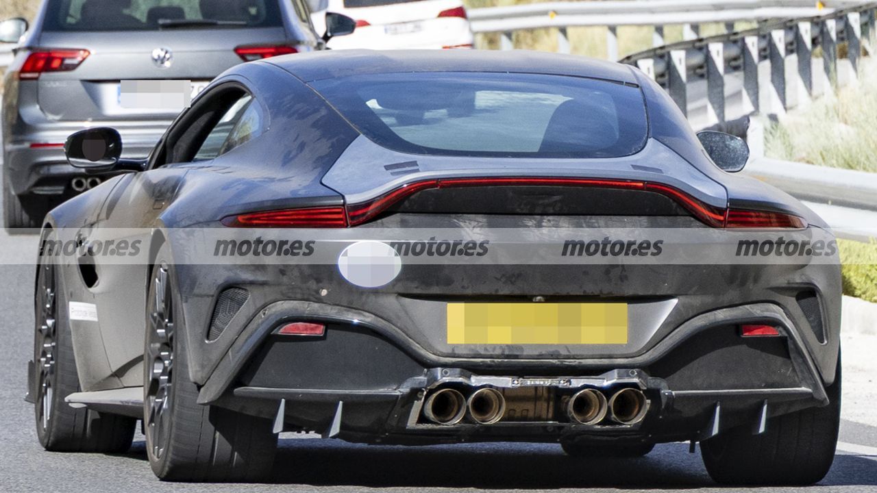 Aston Martin vuole trasformare la Vantage RS in una bestia con oltre 700 CV e queste foto spia rivelano nuove interessanti caratteristiche 11