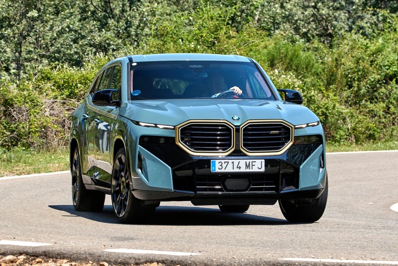 BMW XM circulando por la carretera