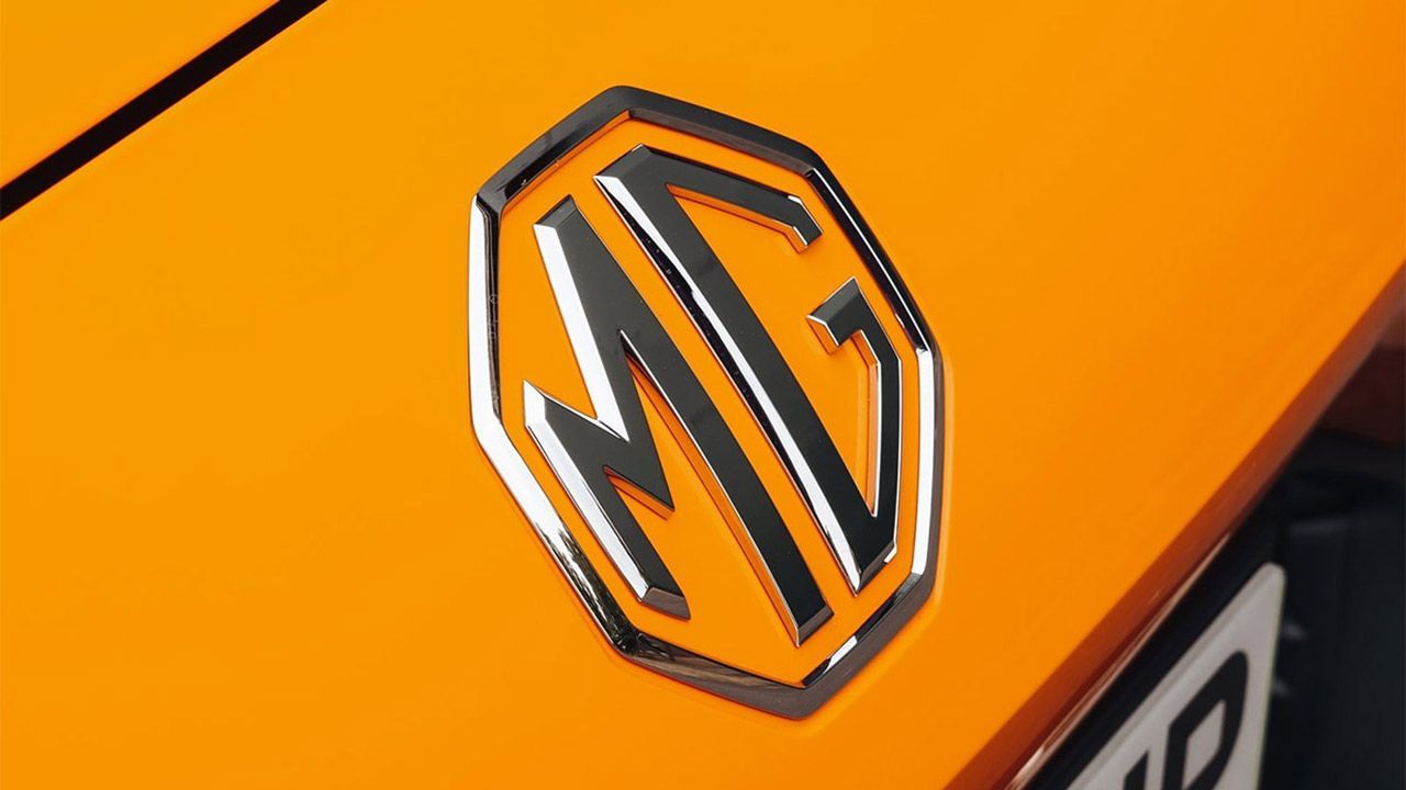 Logotipo de MG en un coche