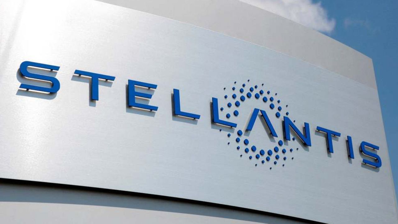 Logotipo de Stellantis en un edificio