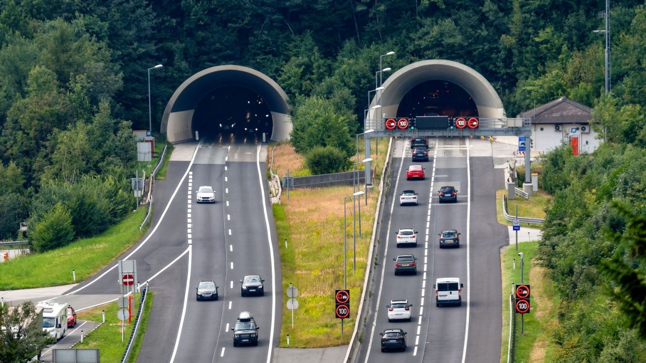 Aquí circular a 130 km/h por algunas autopistas es legal... solo si tu coche es eléctrico