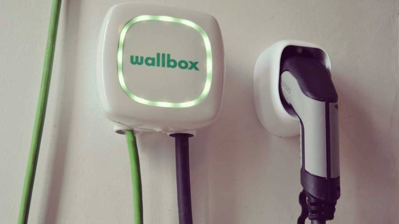 ¿Acabas de comprar un coche eléctrico? 7 cosas que nadie te cuenta antes de instalar un cargador en casa
