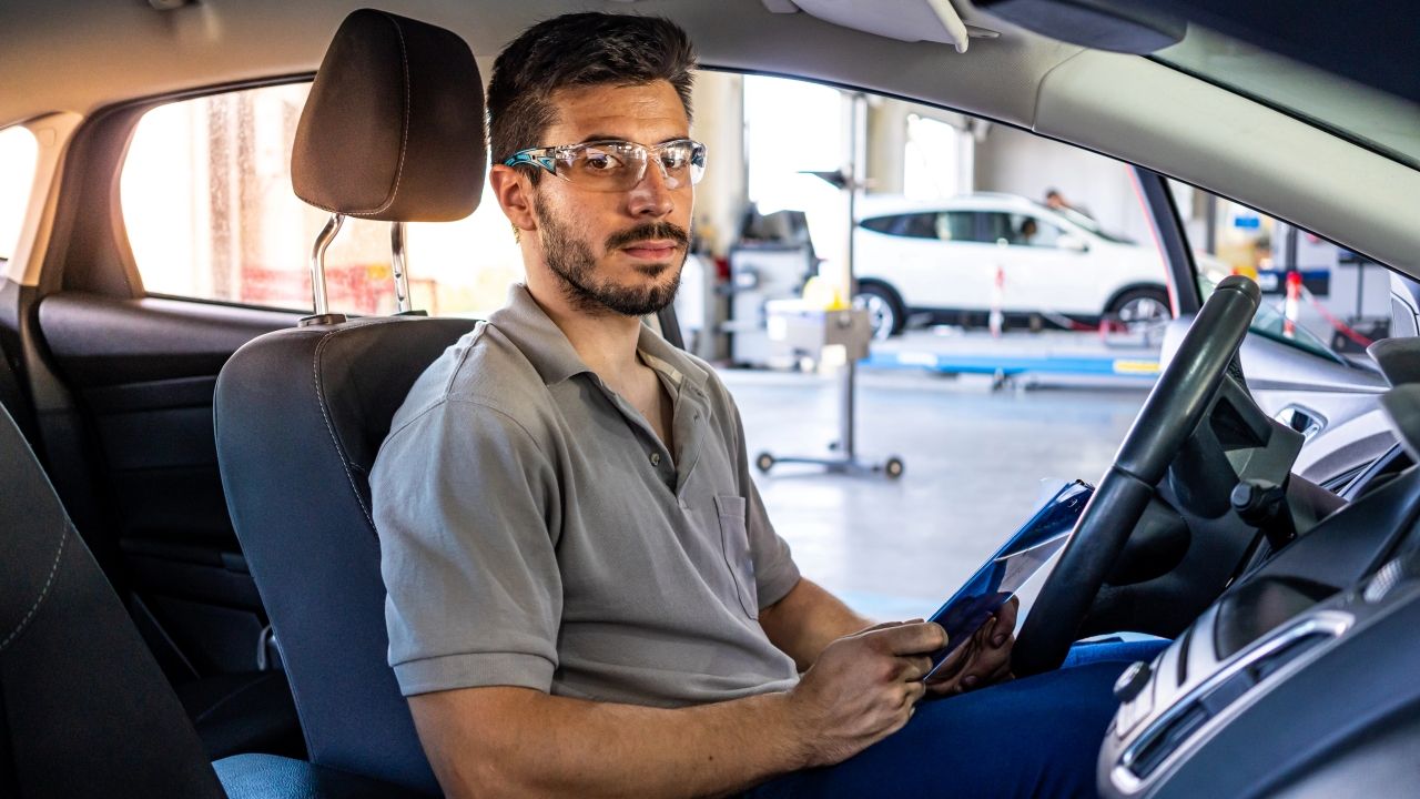 Si tu coche tiene estas letras en la matrícula, te toca pasar la primera ITV antes de final de año (y ojo al nuevo control de baterías)