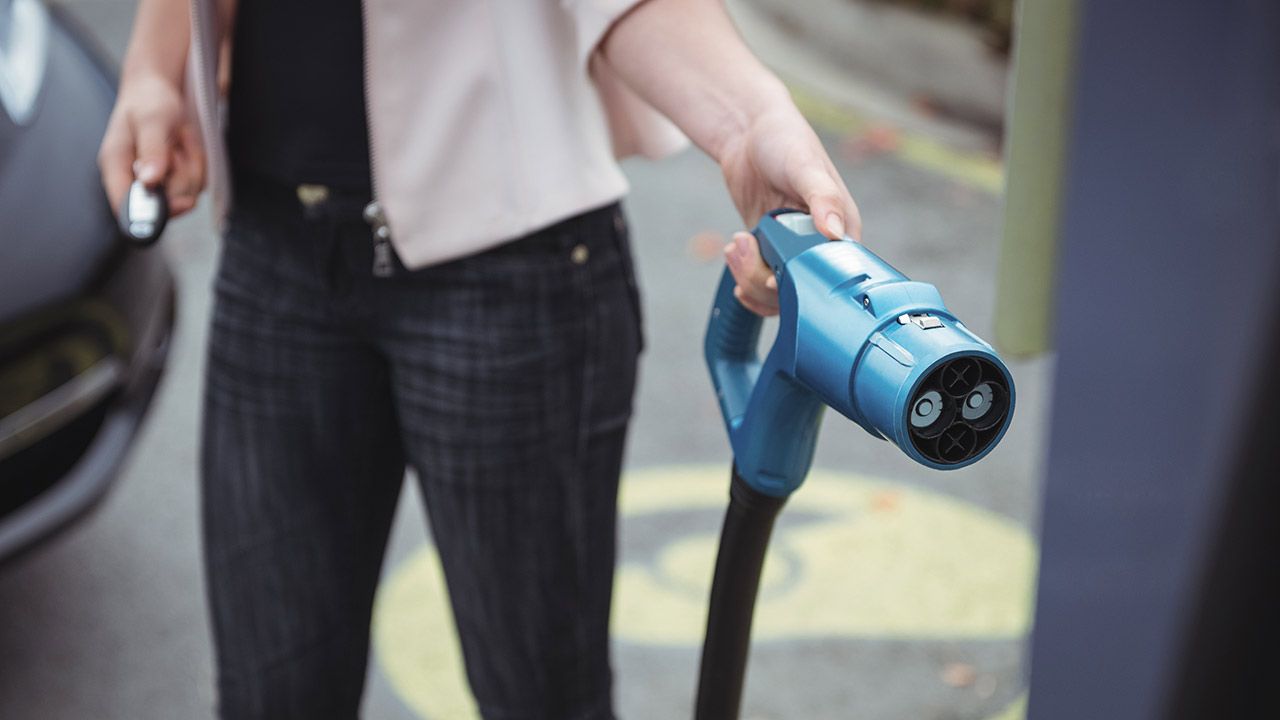 No es solo enchufar y esperar: estos errores al cargar un coche eléctrico pueden acabar costándote dinero