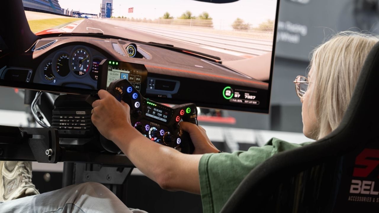 Esta IA no se limita a decirte cómo conducir: te mueve el volante y los pedales hasta que aprendes