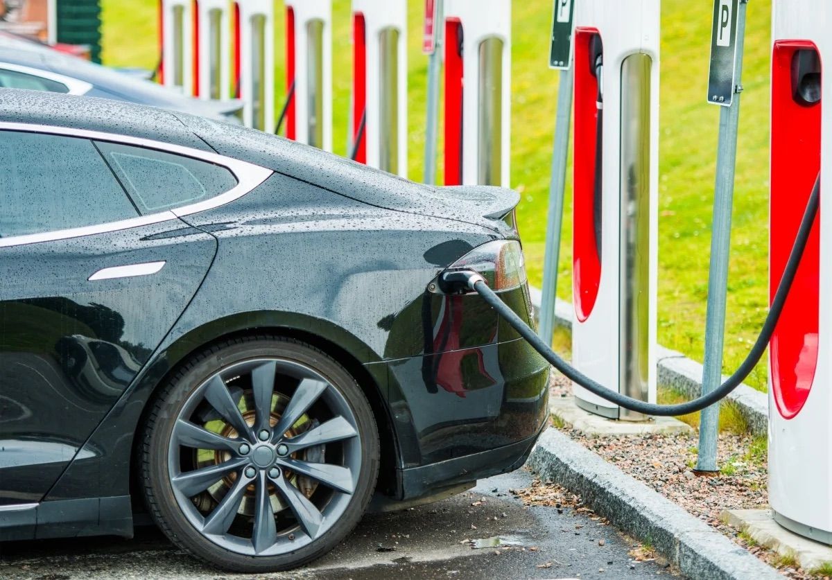 Un coche eléctrico cargando