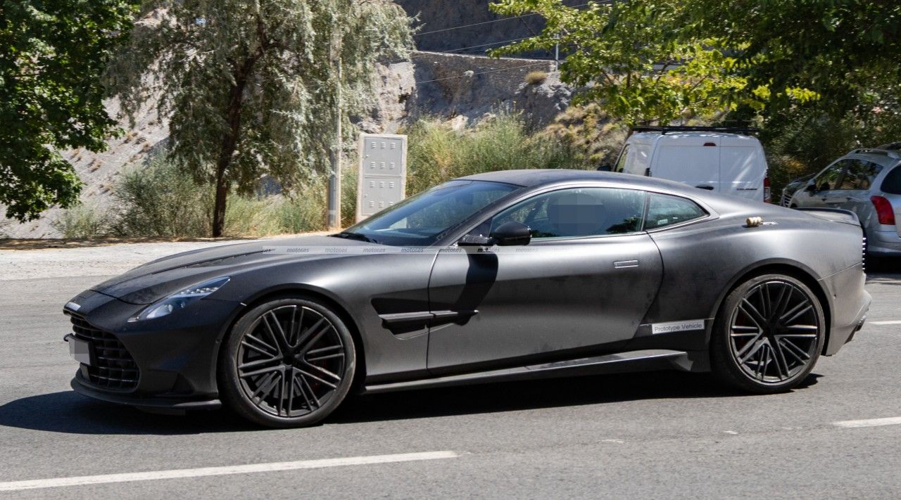 La nuova Aston Martin Vanquish S è già in fase di test; il V12 da 835 CV sarà ancora più brutalmente folle per un motivo: 8