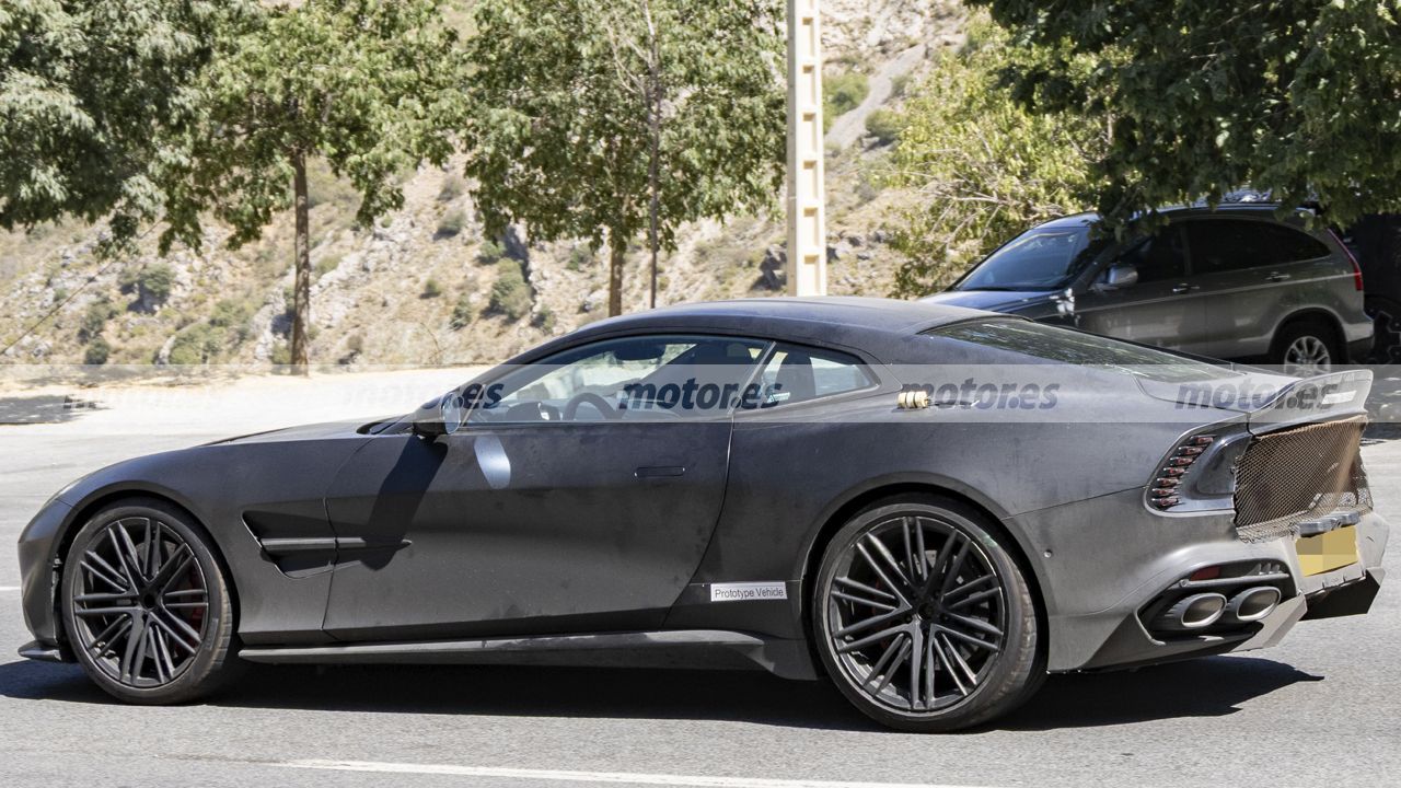 La nuova Aston Martin Vanquish S è già in fase di test; il V12 da 835 CV sarà ancora più brutalmente folle per un motivo 11