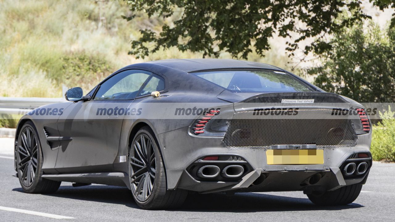 La nuova Aston Martin Vanquish S è già in fase di test; il V12 da 835 CV sarà ancora più brutalmente folle per un motivo 14