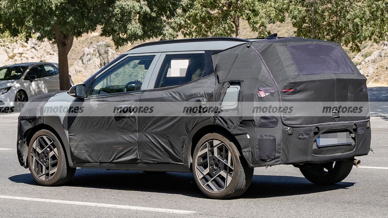 Hyundai BAYON 2027 - foto espía posterior