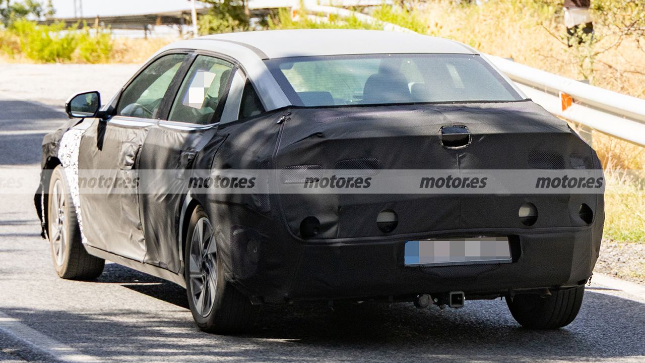 Hyundai Elantra 2027 - foto espía posterior