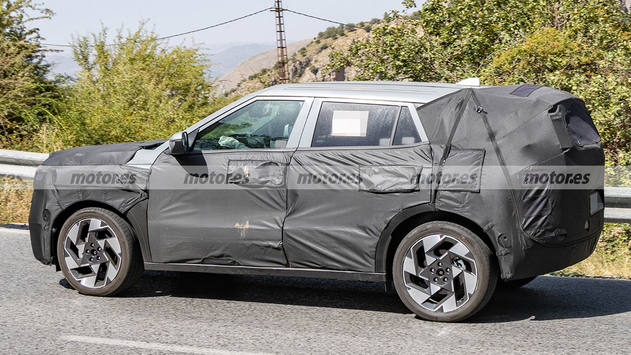 Hyundai rinuncia al restyling per la nuova KONA 2027; queste foto spia rivelano una nuova generazione destinata a competere con la Omoda 6.